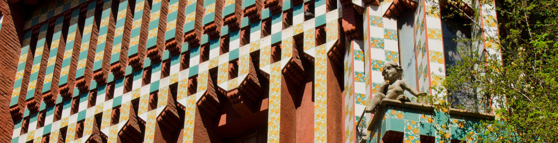 https://s1.travix.com/eu/europe-spain-barcelona-gaudi-casa-vicens-xlarge.jpg