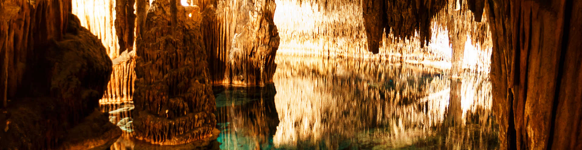 https://s1.travix.com/eu/europe-spain-mallorca-cuevas-del-drach-xlarge.jpg