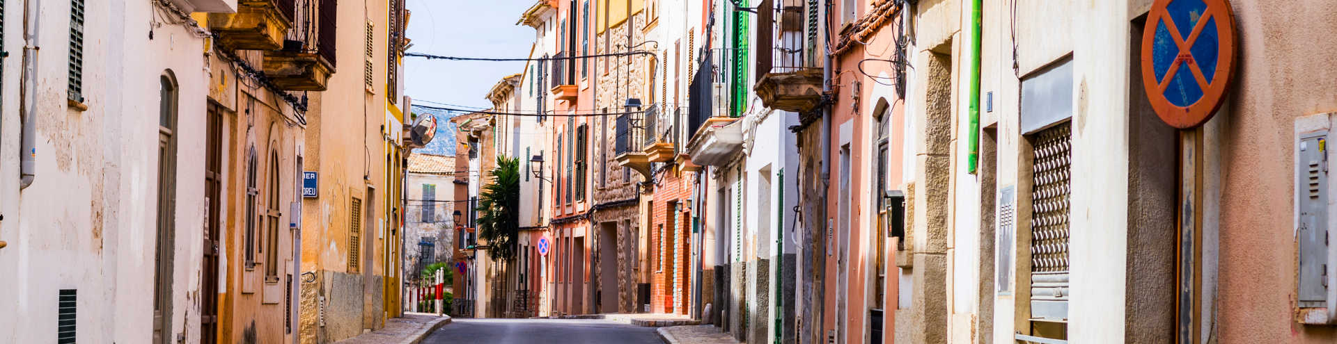 https://s1.travix.com/eu/europe-spain-mallorca-soller-village-street-xlarge.jpg