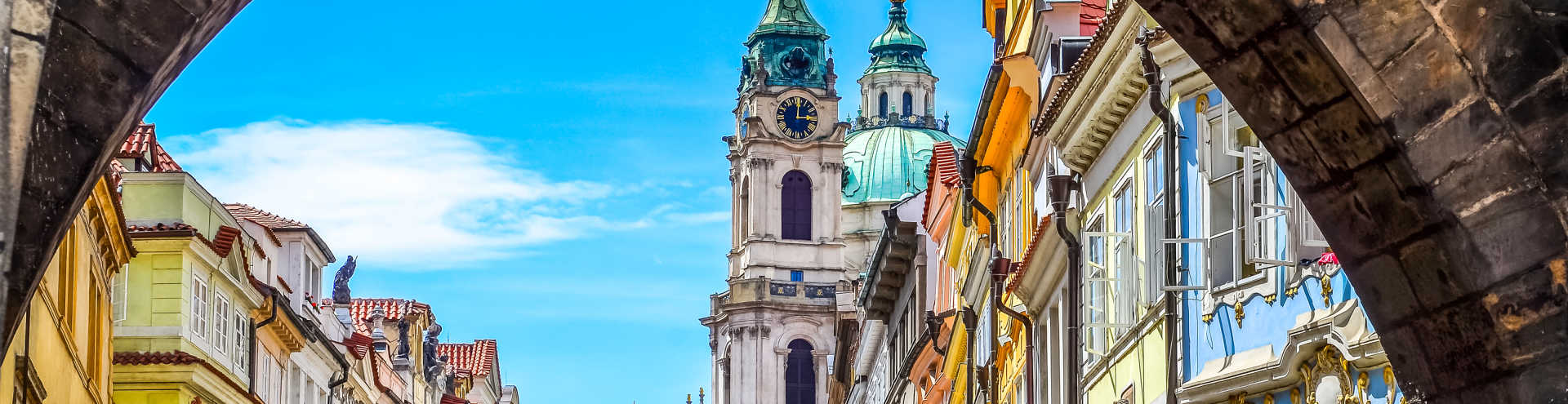 https://s1.travix.com/eu/europe-tsjechie-prague-street-summer-blue-sky-xlarge.jpg
