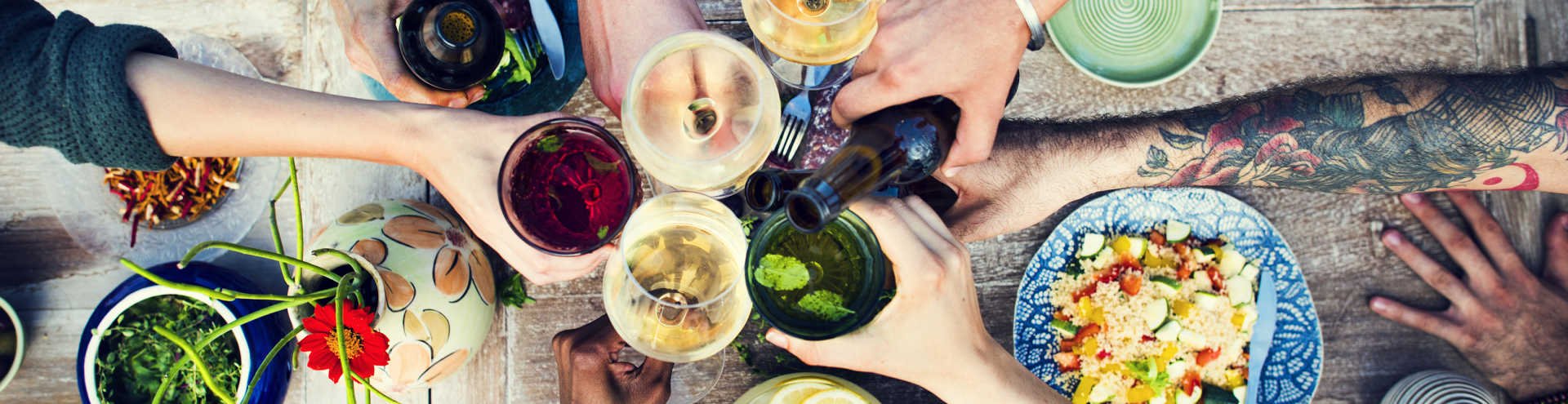 https://s1.travix.com/fr/friends-dinner-and-drinks-xlarge.jpg