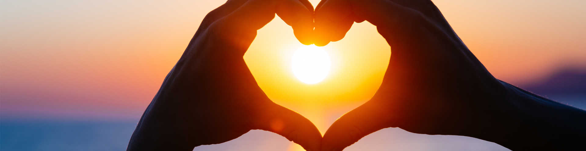 https://s1.travix.com/ge/generic-beach-sunset-love-hand-gesture-xlarge.jpg