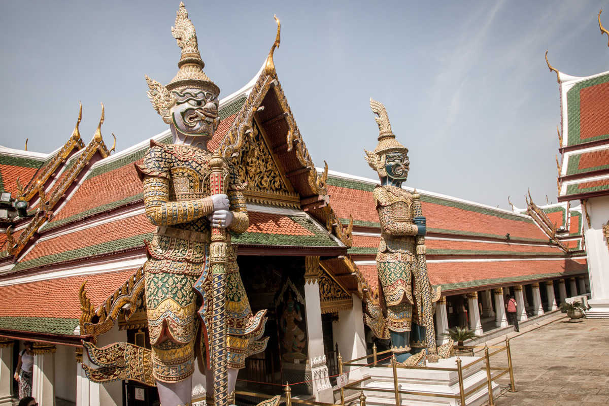 //s1.travix.com/ge/generic-blog-thailand-bangkok-temple-guardians-large.jpg