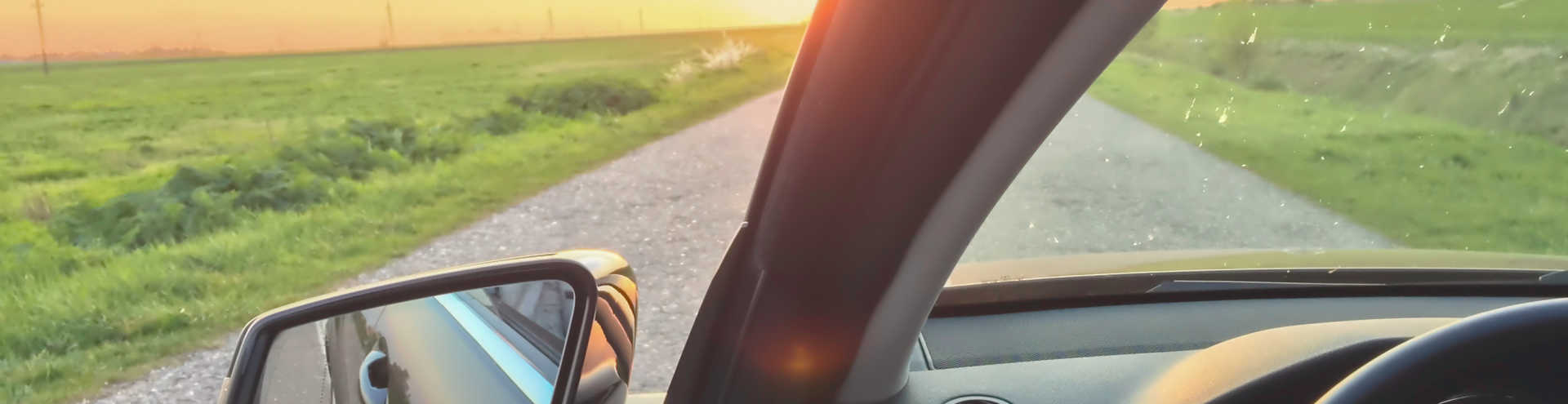 //s1.travix.com/ge/generic-car-inside-sunset-xlarge.jpg