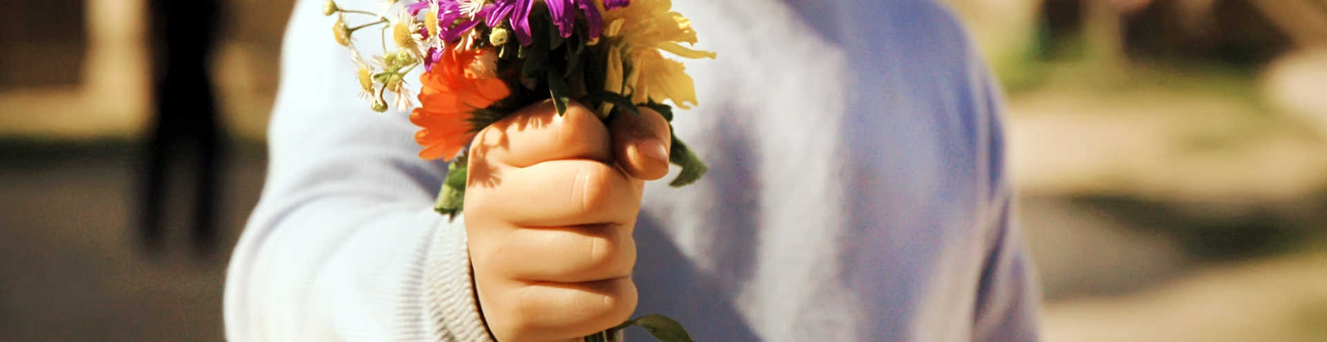 //s1.travix.com/ge/generic-child-flowers-xlarge.jpg