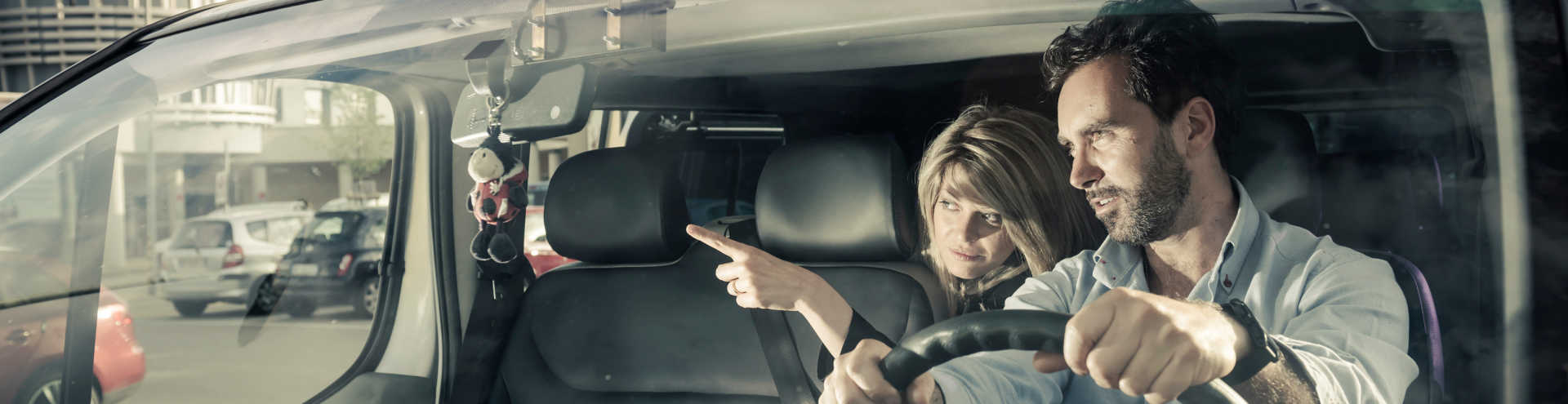 //s1.travix.com/ge/generic-taxi-driver-talking-woman-xlarge.jpg
