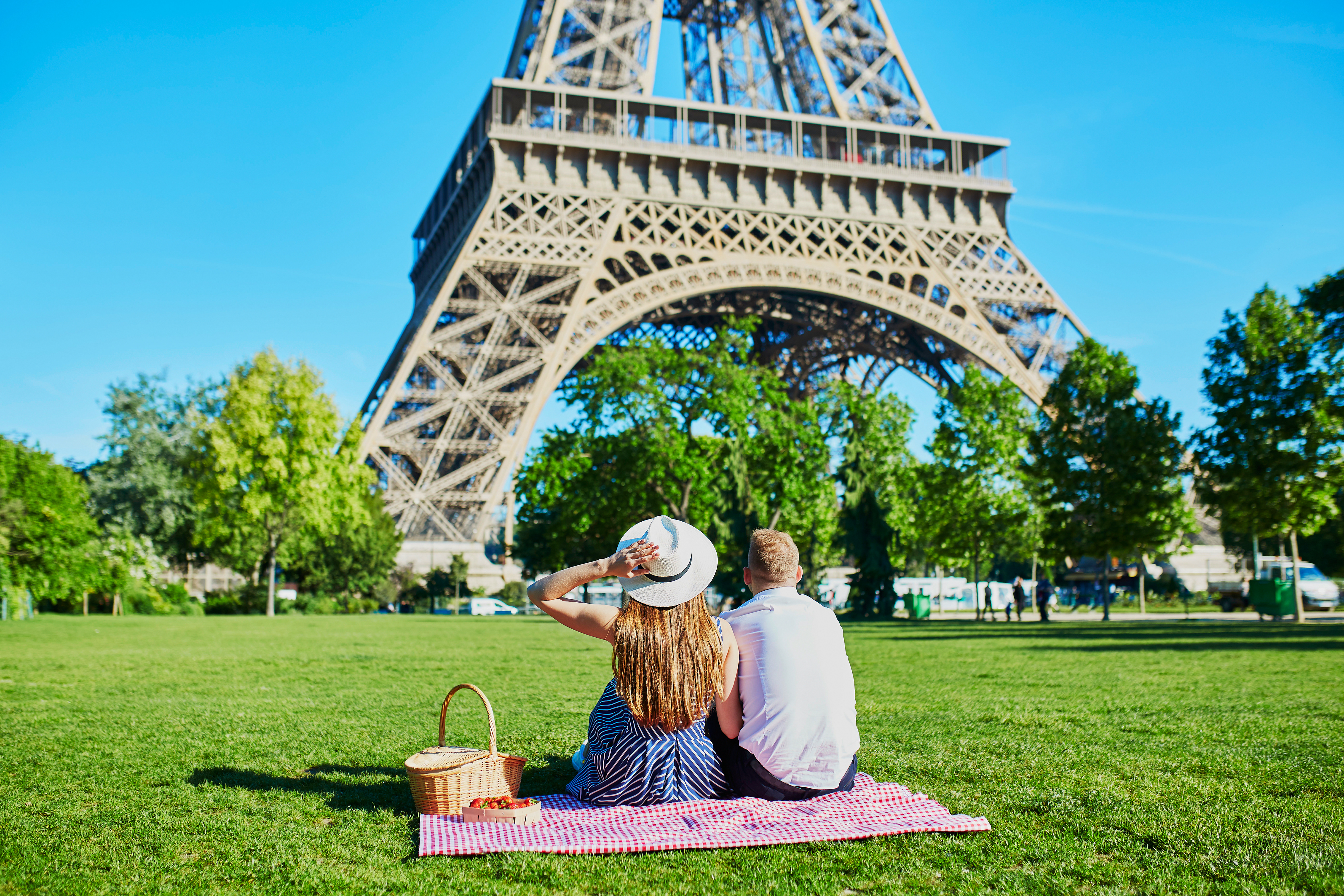 https://s1.travix.com/images/europe-france-paris-picnic-eiffel-tower.jpg