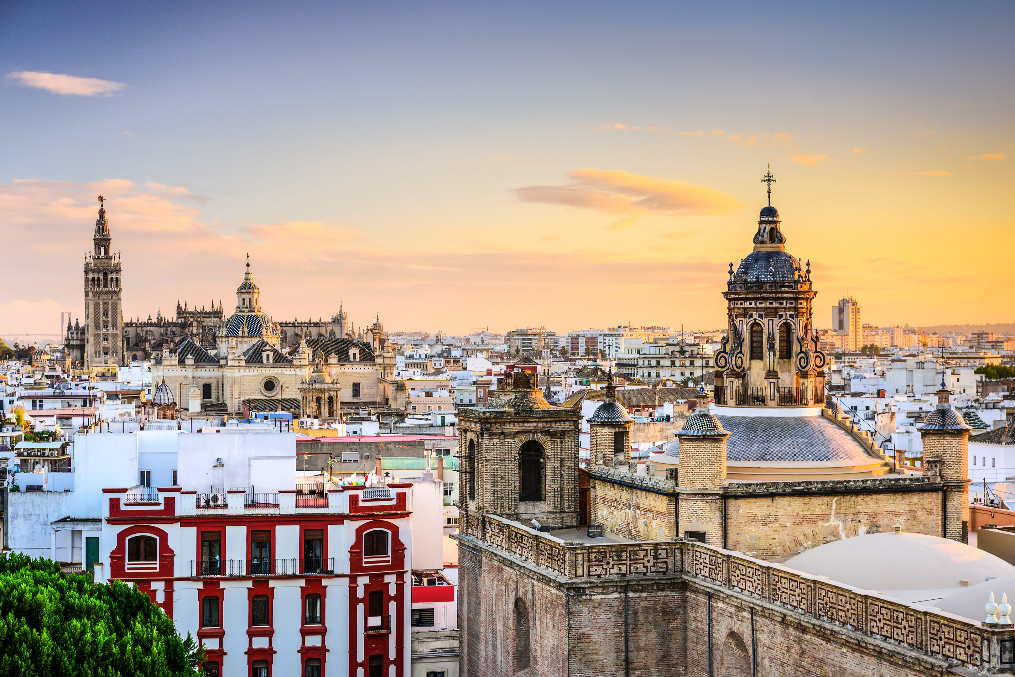 https://s1.travix.com/images/europe-spain-sevilla-view-city-twilight.png