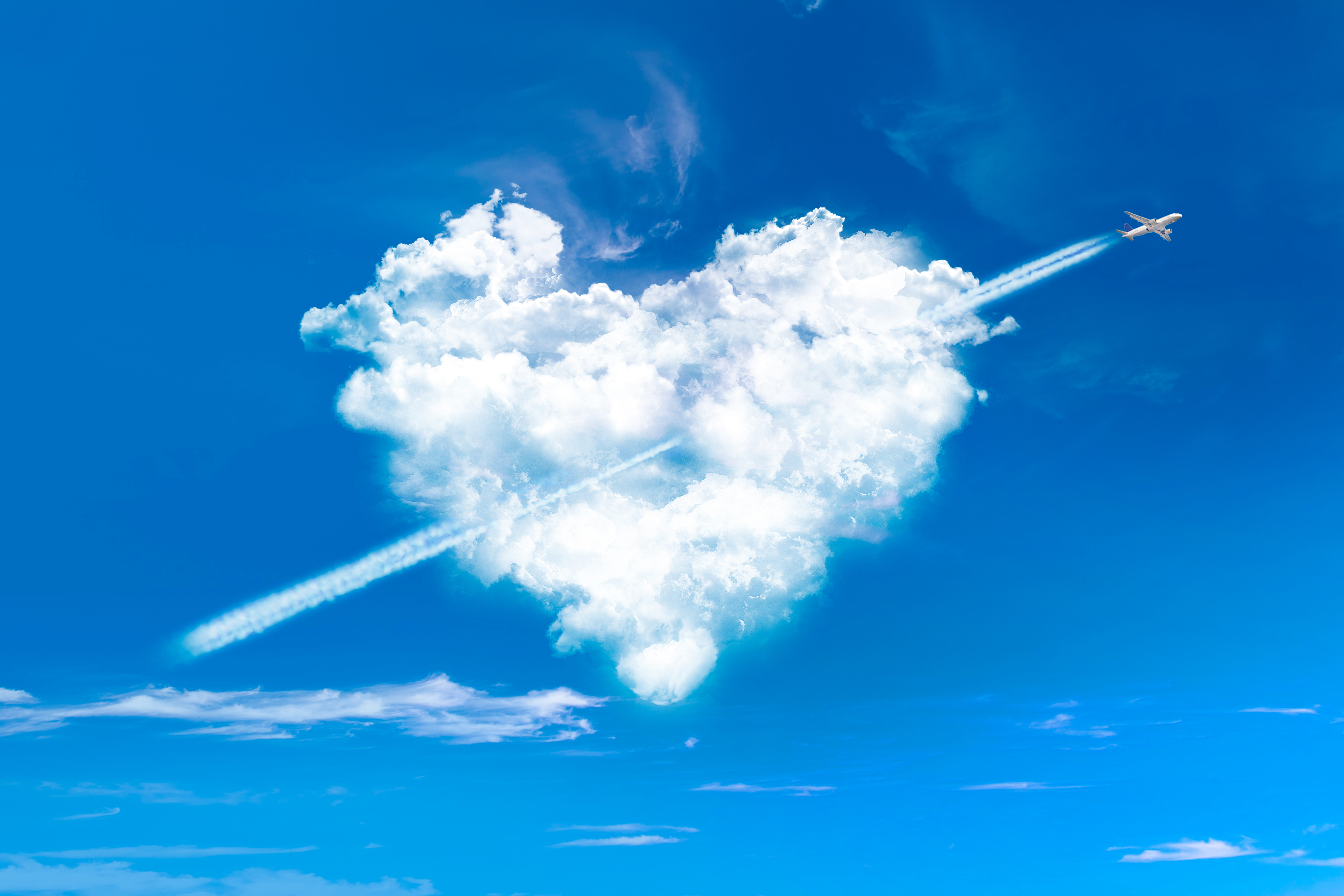 Самолет написал в небе. Облако в форме сердца. Небо. Облако сердце самолет. Самолёт и сердце из облаков.