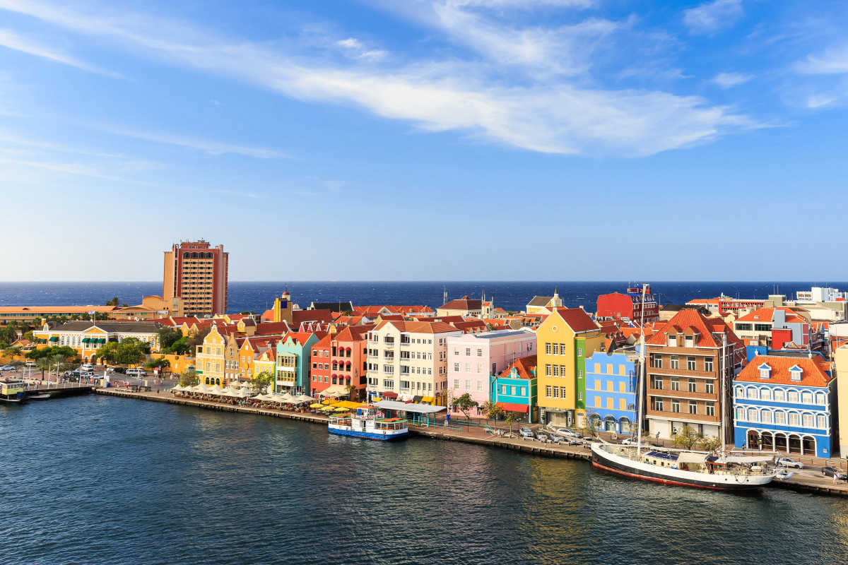 https://s1.travix.com/mi/mid-america-caraibean-curacao-large.jpg