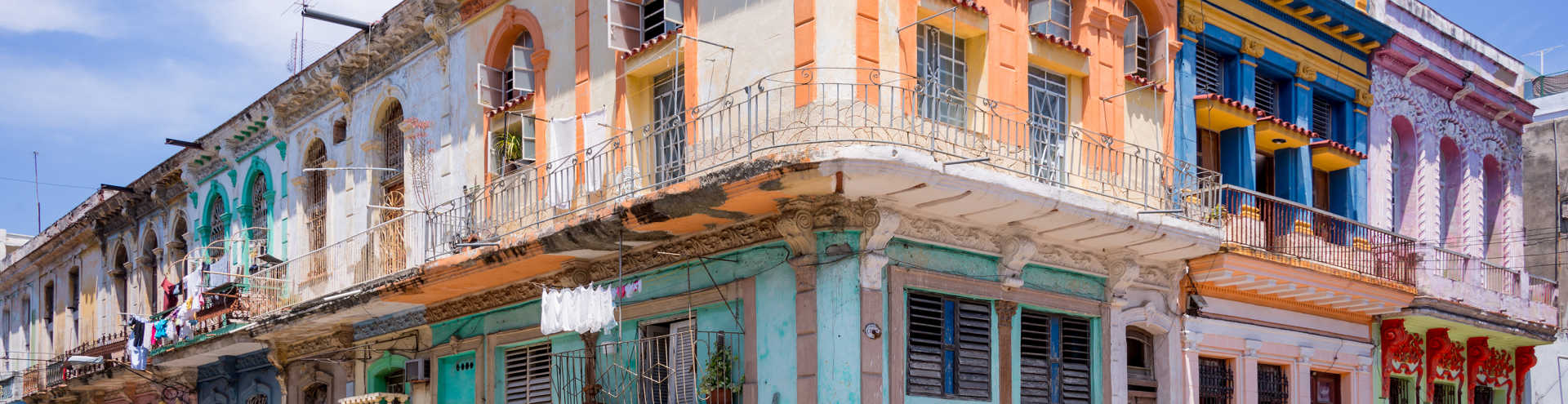 https://s1.travix.com/mi/mid-america-cuba-havana-building-no-car-xlarge.jpg