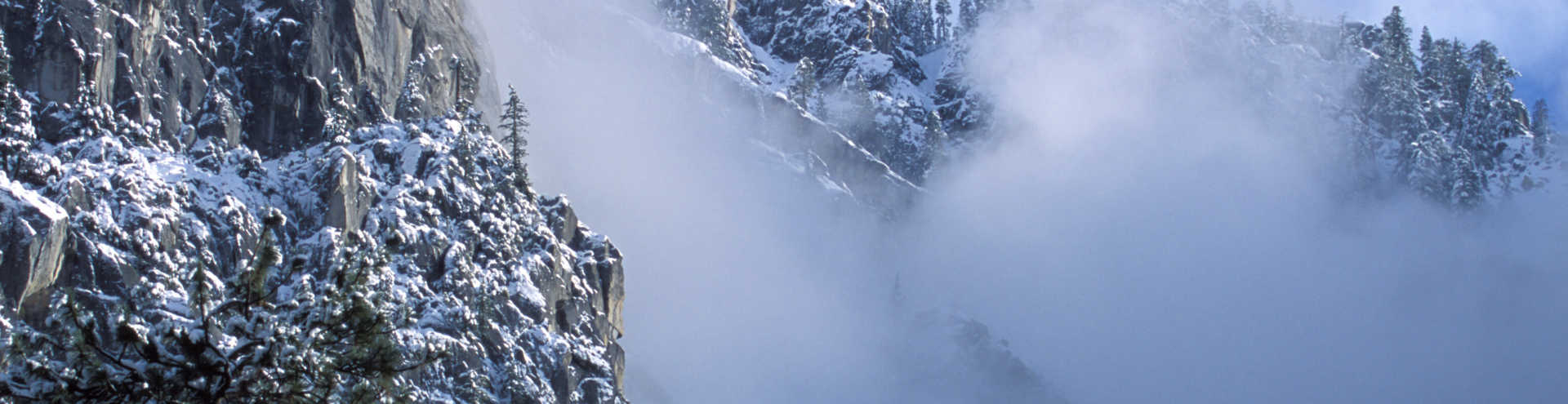 https://s1.travix.com/no/north-america-united-states-california-yosemite-national-park-mountains-winter-mist-xlarge.jpg