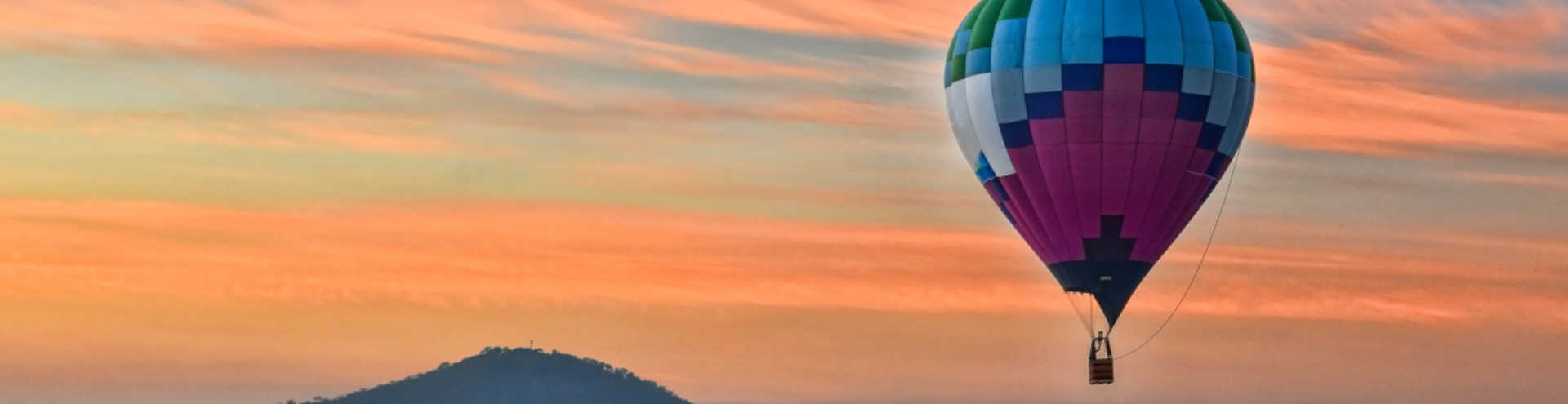 https://s1.travix.com/oc/oceania-australia-canberra-hot-air-balloon-xlarge.jpg