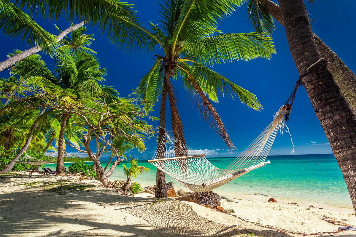 https://s1.travix.com/oc/oceania-fiji-beach-hammock-large.jpg