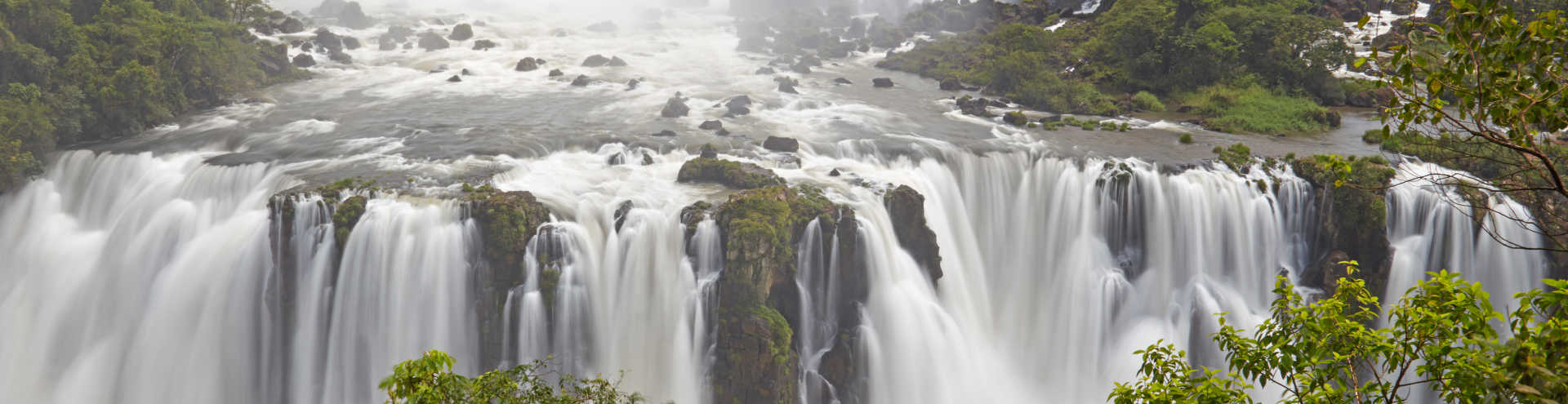 https://s1.travix.com/so/south-america-argentina-brazil-iguazu-falls-xlarge.jpg