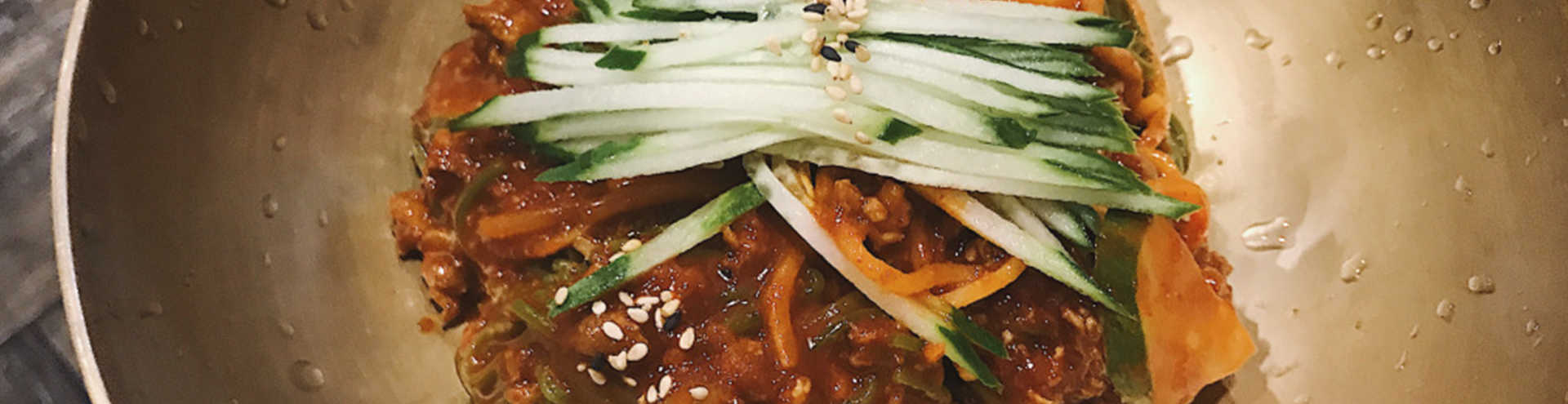 https://s1.travix.com/tb/tb-korea-blog-instagrammer-myeongdong-kyoja-bibimguksu-xlarge.jpg