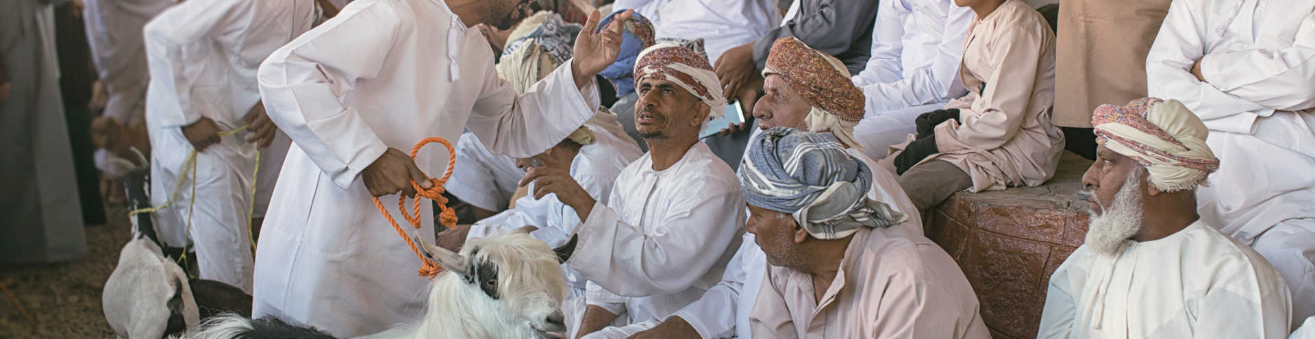 https://s1.travix.com/tb/tb-oman-asia-oman-nizwa-market-xlarge.jpg